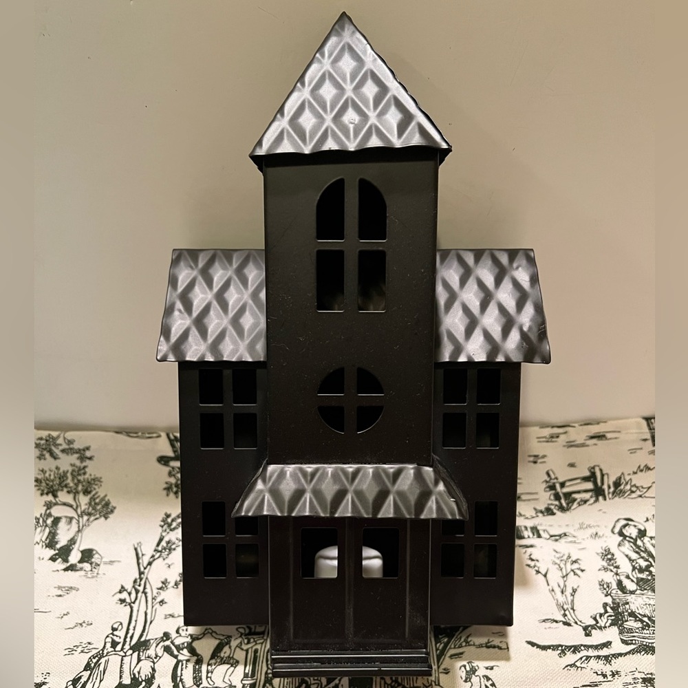 NWT TARGET LIGHTED DECORATIVE METAL HOUSE.